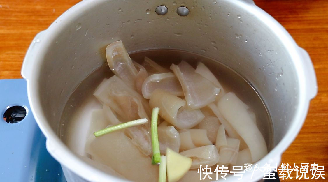 收入|掌握好这些技巧,炸出来的猪皮蓬松,有人凭借着炸猪皮年收入百万