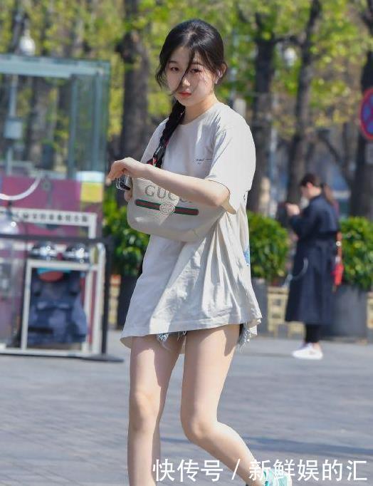 耐克鞋|长款白色T恤搭配牛仔短裤,青春靓丽,活泼可爱