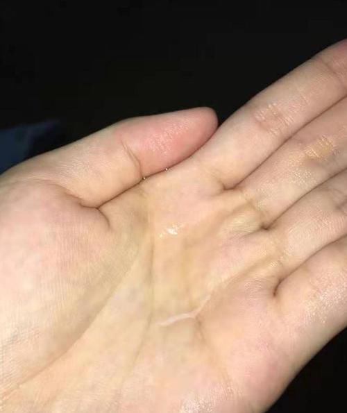 这些特别火的水乳不值得种草，难用到哭泣，姐妹们来避避雷吧