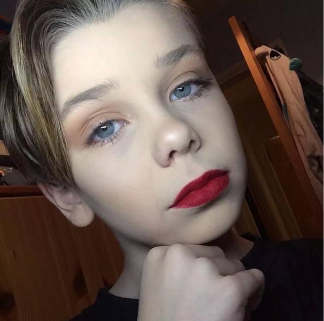 网红梦|小学生化妆火了,模仿妈妈上眼影,看到“成品”后被惊艳到