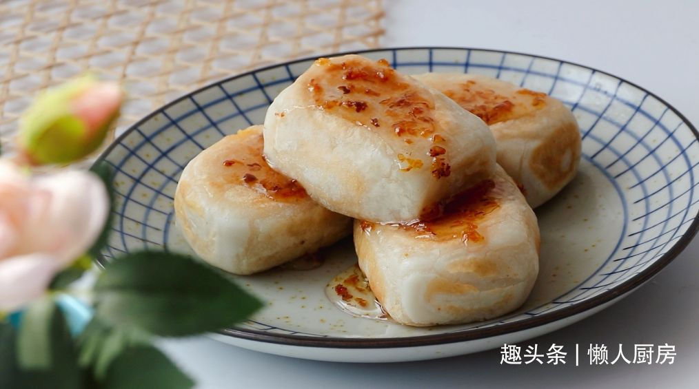 年糕不用买,撒点糯米粉,加点热水自己做,咬一口,还会爆浆