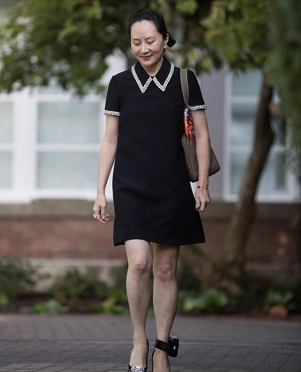 运动鞋|孟晚舟罕见咧嘴笑!扎头发无惧露发际线,穿“鸿星尔克”太抢镜