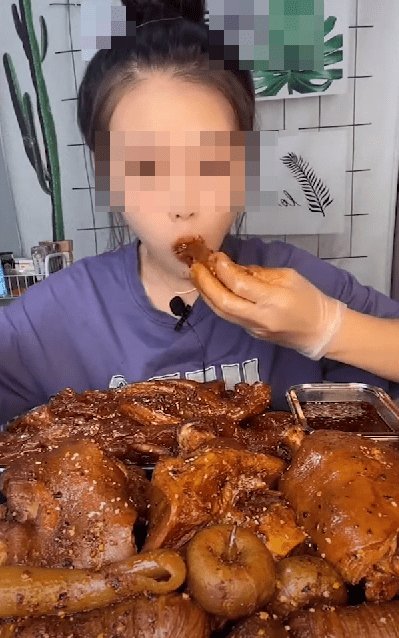 像是小雷之前就写过的极限吃播,主播们虽然都是"吃",但摆在桌前的食物