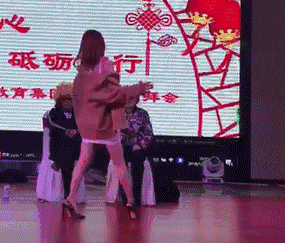 |搞笑GIF:一转身美美哒