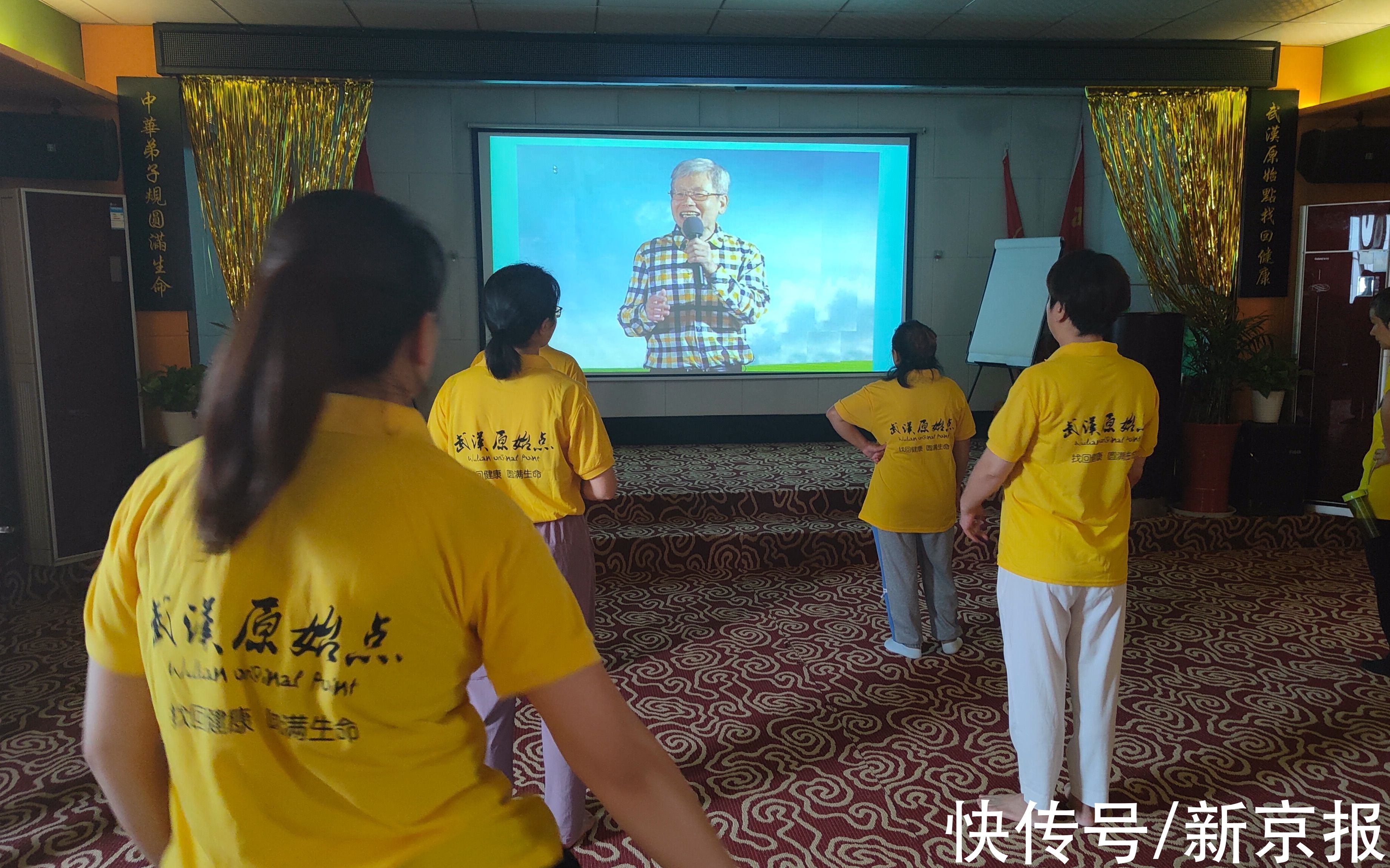 塔利班|新闻8点见│卧底“原始点”训练营：兜售姜粉宣称能治百病