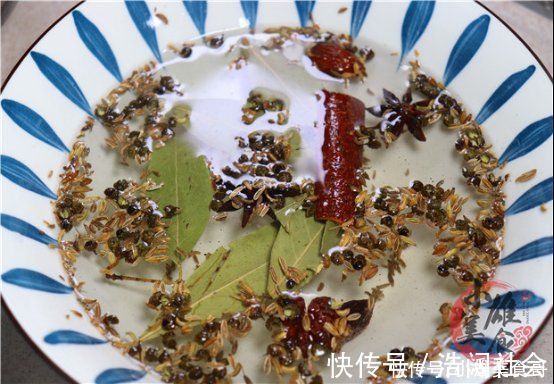 调肉馅时，一定要多加“2种水”肉馅不腥，一口下去鲜嫩又多汁