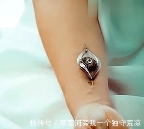 吸血鬼#吸血鬼的珠宝!首饰两端存在尖锐物,插入人体血管后能发光