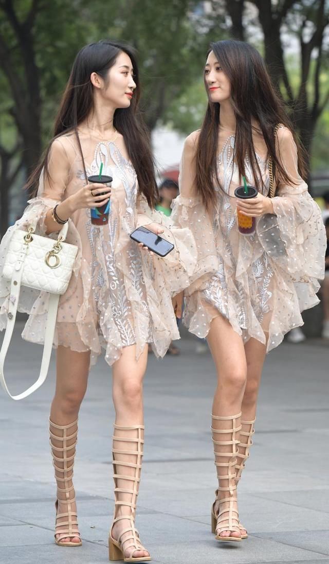 外衣+罗马凉鞋，春天如此穿着，散发出出人意料的存在感