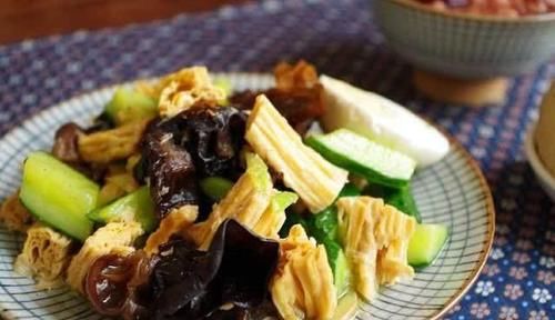 美食推荐：腐竹炒黄瓜，香辣豆腐肉片，香辣虾，辣子烧肥肠的做法