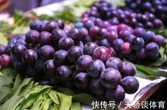 洗葡萄时,别只会用盐水泡,多加1步,农残虫卵统统洗掉,特干净