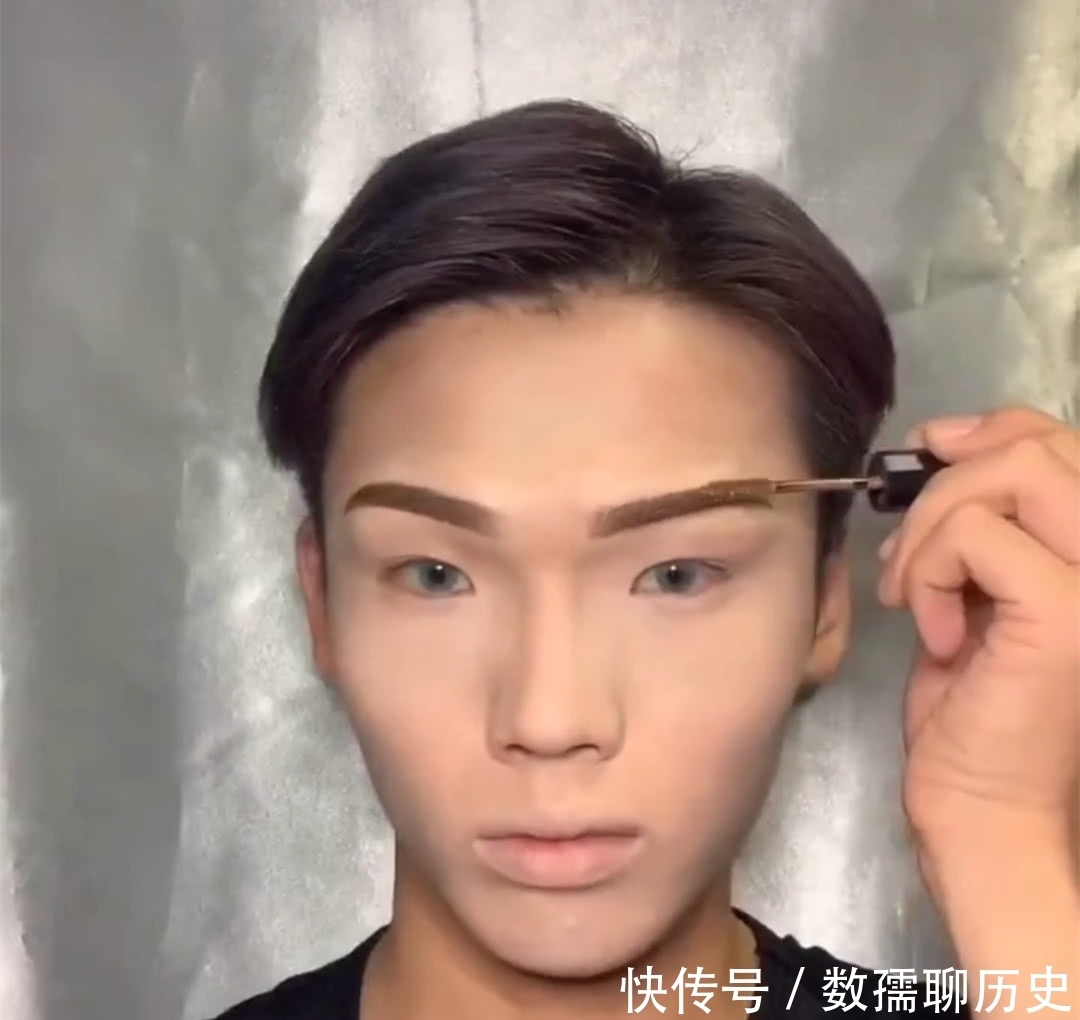 美术生画“反串”仿妆,开局:来凑凑热闹,结局:教教我怎么画吧