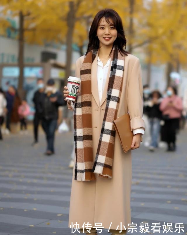 想要保暖又时髦,脖颈配饰少不了,冬季穿搭加分就靠它