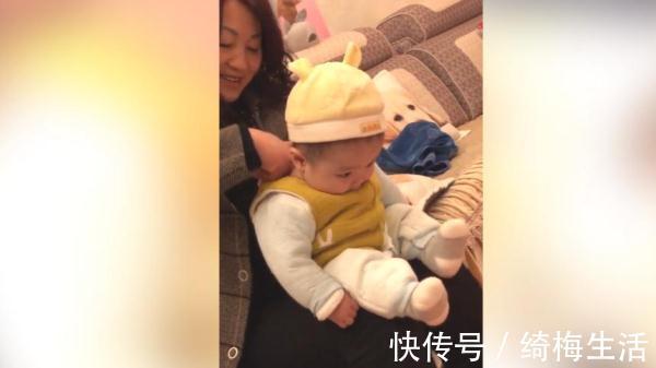 萌娃|宝宝很喜欢奶奶给自己捶背,奶奶一停下,萌娃就开始哭闹了