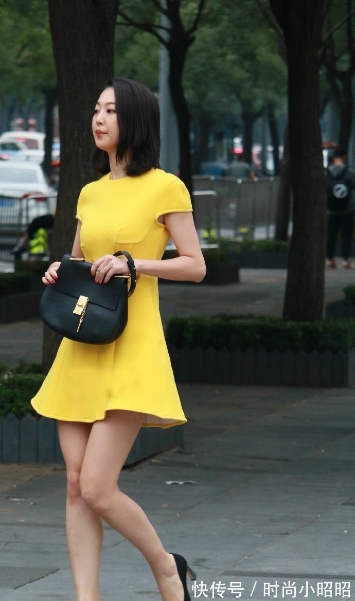 小姐姐 高跟太挤脚,有点不太妙,走路直“扭腰”