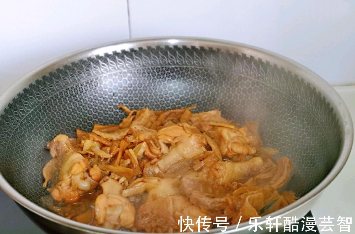 下饭|笋干和鸡腿搭配,炖至入味,鲜美又下饭,上桌都抢着吃