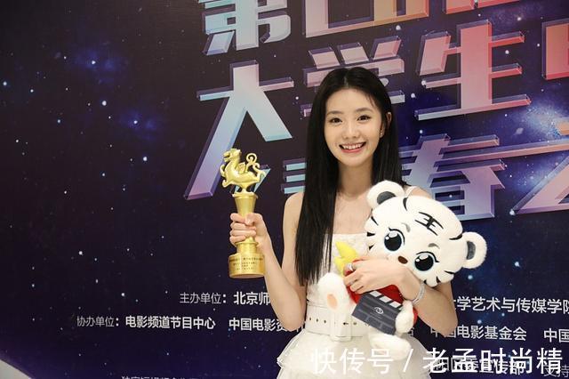 裙摆|刘浩存连生图都这么美,穿纱裙又嫩又甜,漏齿笑更俏皮