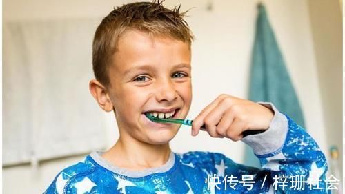 坏习惯|宝宝幼儿园遭人嫌弃,竟是因为口臭问题,取出这样东西后妈妈吐了