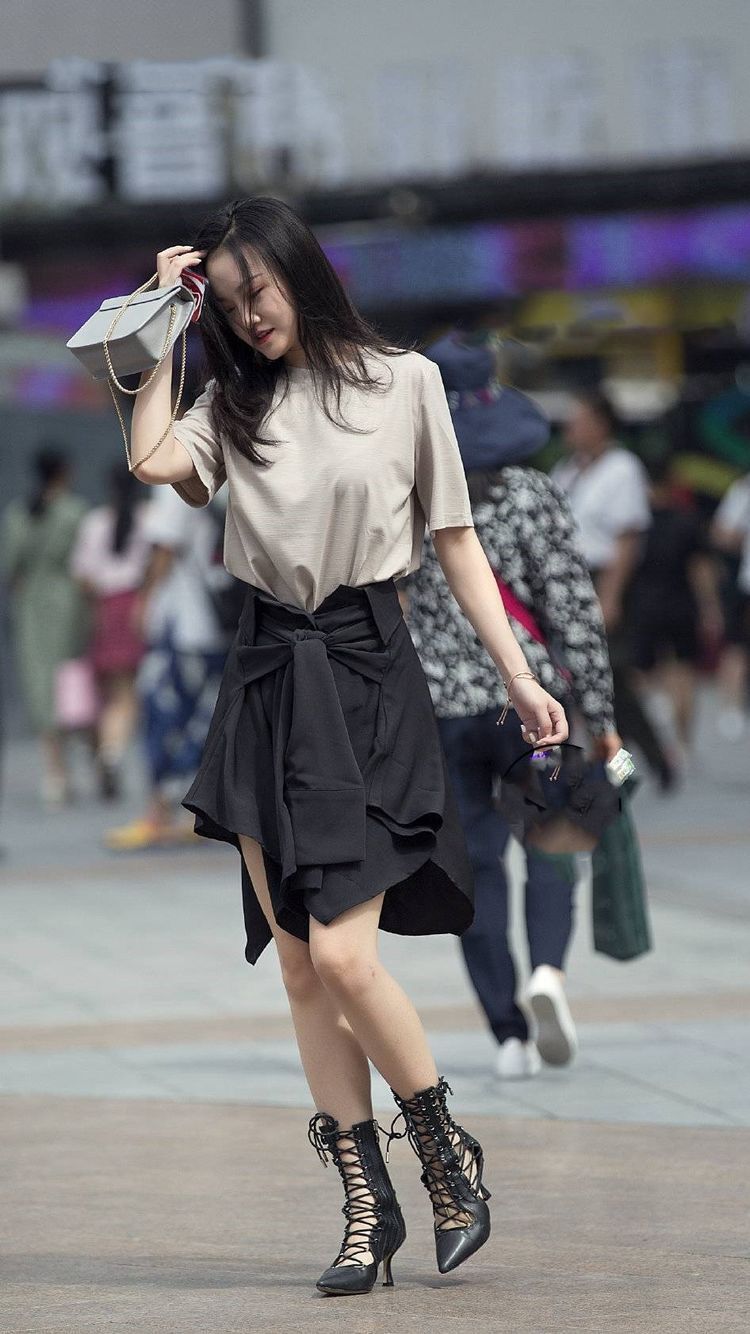 发型|衣装宽松服饰的小姐姐,发型看起来也非常有个性,展现出柔美气息