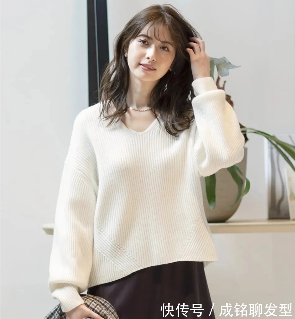 牛仔外套 女人过了四十岁远离经典款,学学这些舒适的穿搭,时尚减龄又高级