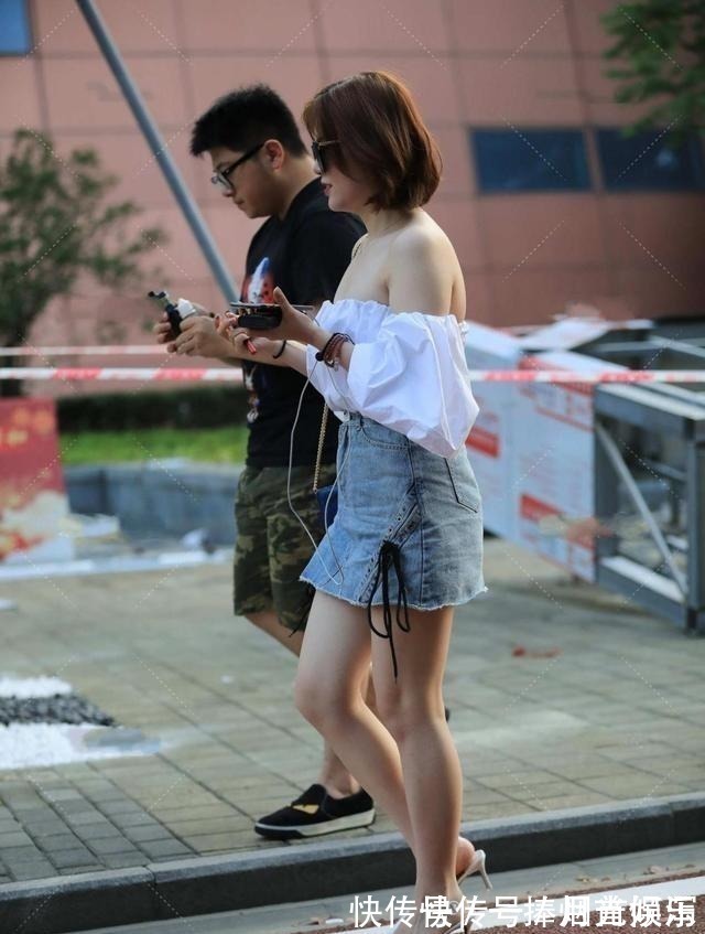 短上衣 一字领公主短上衣搭配浅蓝牛仔裙,时尚简约,青春活泼