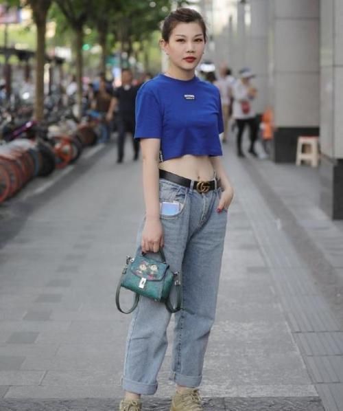 街拍小姐姐一件修身的小衫搭配一款短裤,很显青春活力的气息