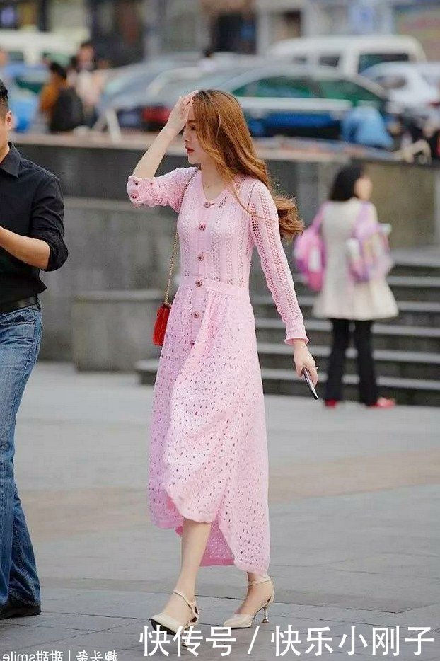 脚上穿上一双浅绿色的剪头高跟鞋,走路的姿态都散发着魅力