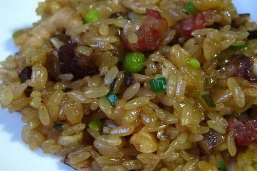  正宗的腊肉糯米饭，简单好做，咸香可口，色香味俱全，太解馋了