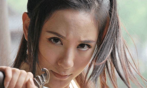 出演|从小喜欢画画的她,在初中时期举办个人画展,也有不俗的表演功底!