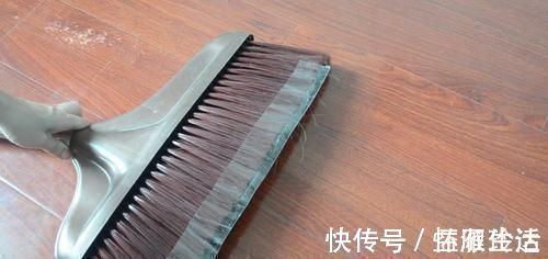 胶带|扫把上粘满了头发，试试这个方法，不脏手又方便，邻居见了纷纷学