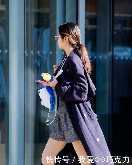 穿搭|街拍：大衣穿在小姐姐身上真是气场全开，小姐姐真是会穿搭！