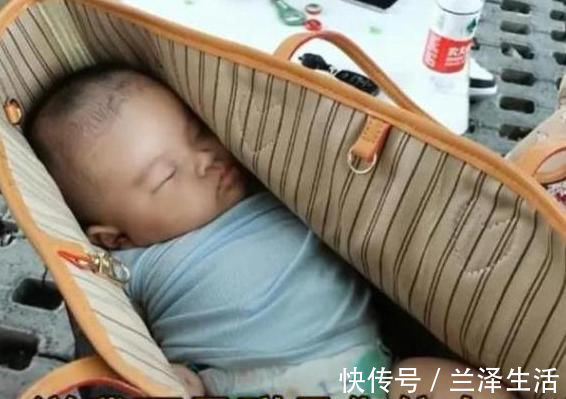 月科|“最碍事”的宝宝火了,被吃烧烤的爸妈放在包里,网友:心多大!