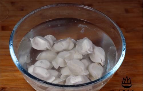  速冻|煮速冻饺子时，冷水和热水下锅都不对！教你正确做法，不破不粘锅