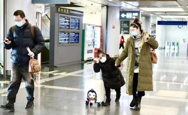 玲花一家三口走机场，老公罕露面气质儒雅，7岁女儿扎马尾好俏皮