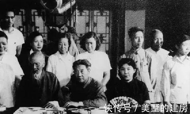 新凤霞!齐白石因美貌初识新凤霞,结下''父女缘分'',2人存在真友谊吗?