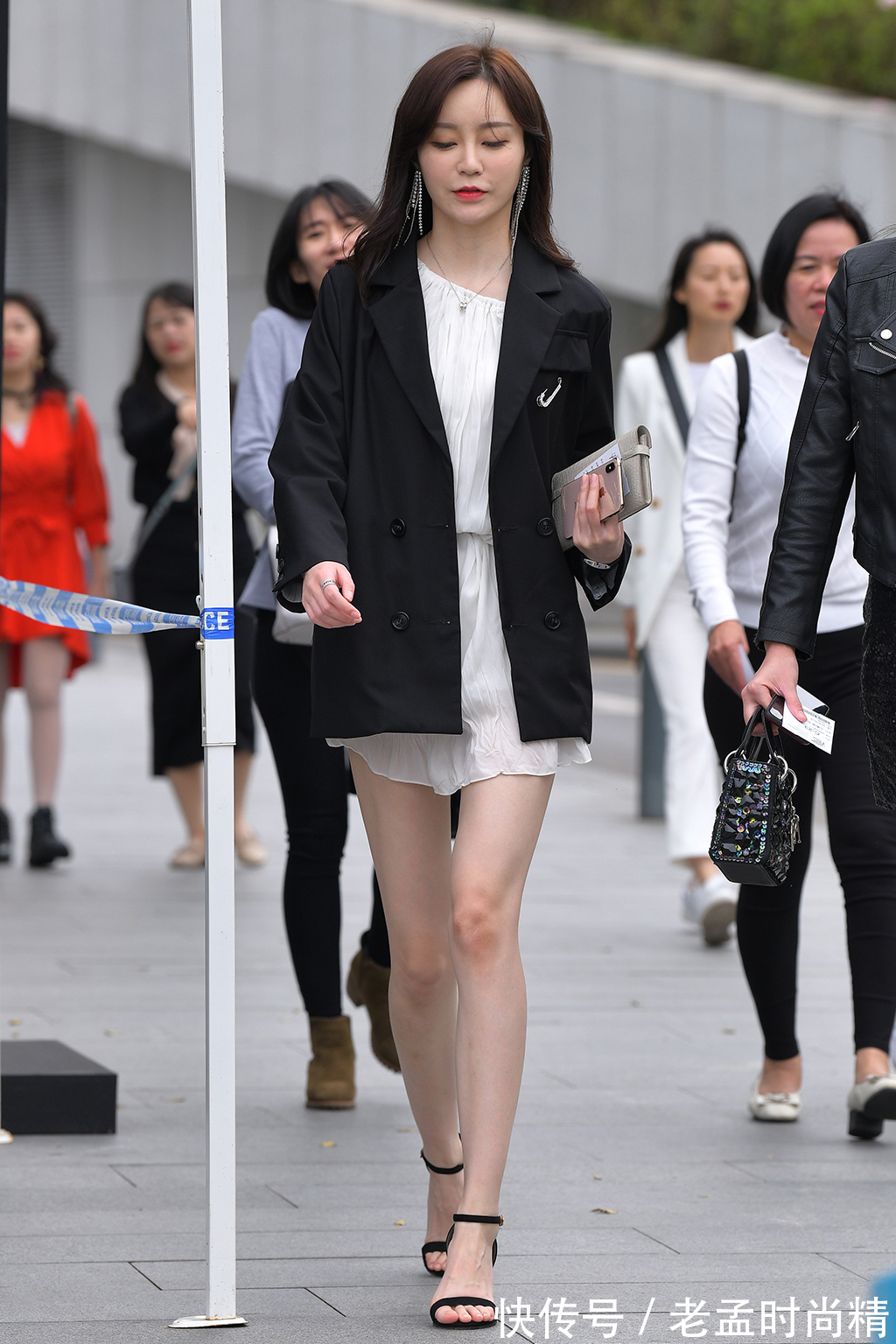 连衣裙 街拍美女:秋季优雅大气的穿搭,黑色西装内搭白色连衣裙,穿出了柔美与帅气