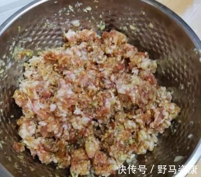 香味|做白菜饺子时，别用盐杀水了！学会1步，白菜不出水，鲜香味十足