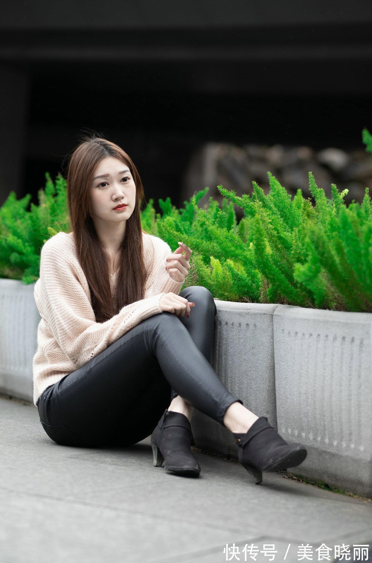 时尚|蓝色牛仔短裤,配麻灰色开叉小衫,让穿搭时髦又显个性