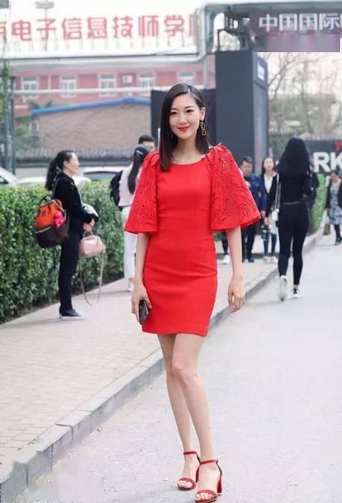 美女脚上一双红色的一字带高跟凉鞋穿起来，让她显得更加的迷人