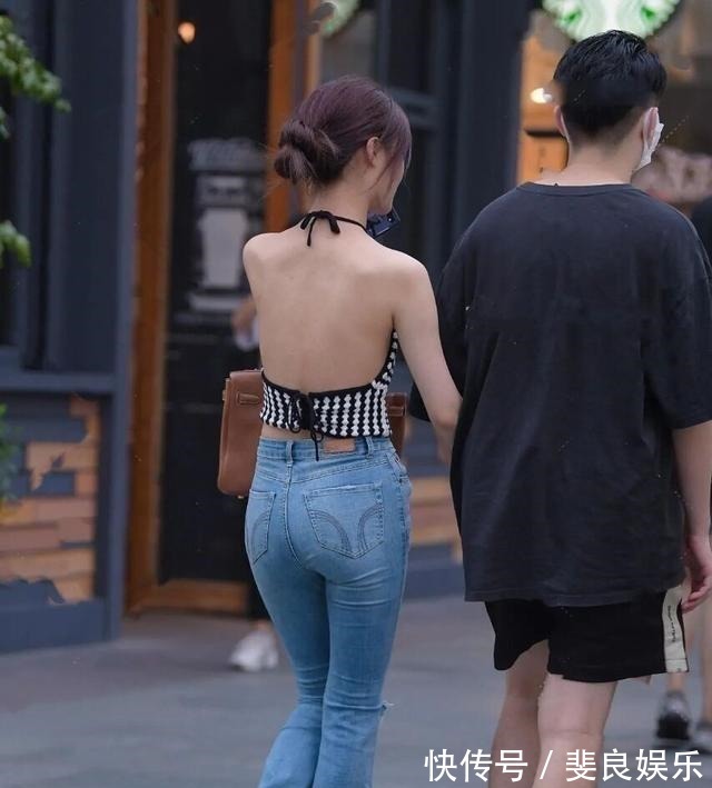 面料 浅卡其色纽扣针织衫搭蓝色打底裤,很时尚又个性,特别显气质!