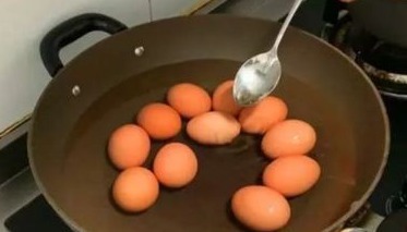 鸡蛋的蛋|水煮蛋时,不要直接下水煮了,多加1步,壳一碰就掉,又香又嫩