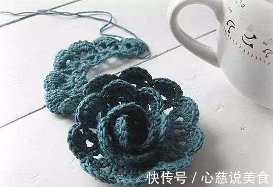 包包$55款超美的钩花包包,只要会钩不同的花,拼缝在一起,就能做出