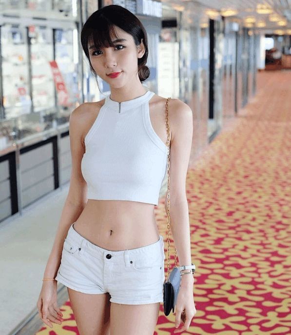 时尚|美女穿着长衬衫，搭配仔短裙，看上去十分的干练时尚