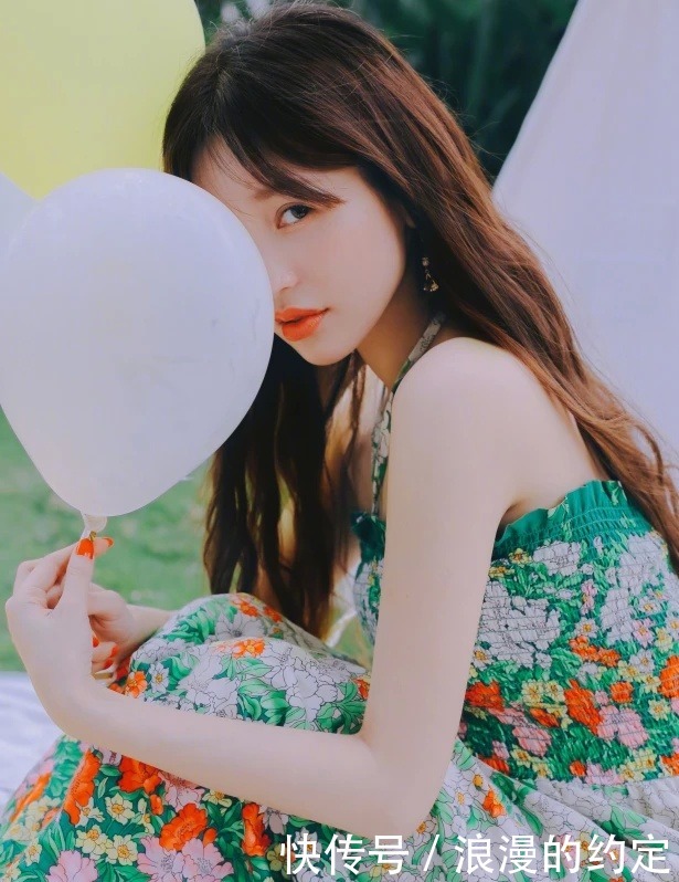 吊带裙|她是娱乐圈第一个公开恨嫁的女生,今穿吊带裙秀漫画腰,给跪