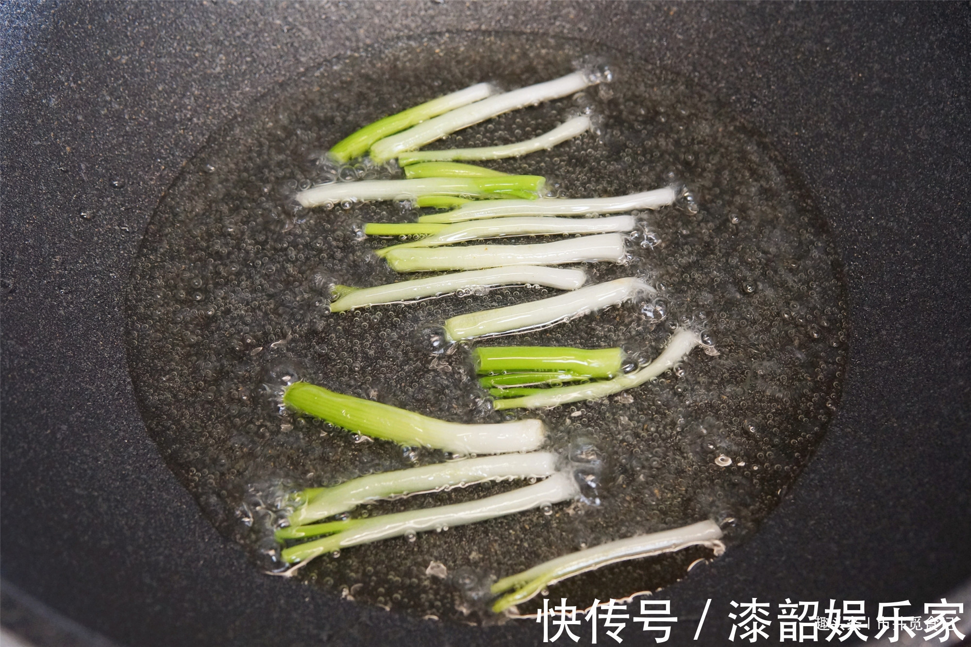 做葱油拌面，少用一味料，难怪不好吃，跟着黄磊做，吃的停不下来