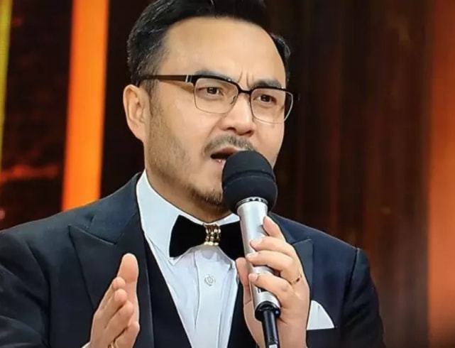 又一芒果台主持人“翻车”!直言打透明伞太娘,被嘲“爹味十足”