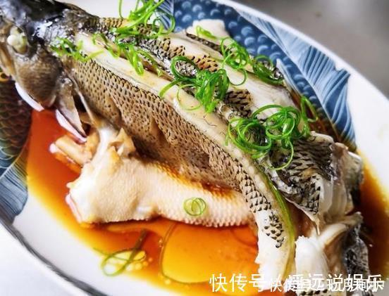 清蒸鱼|做清蒸鲈鱼，牢记“4放2不放”，鱼肉又鲜又嫩，没有腥味，好吃
