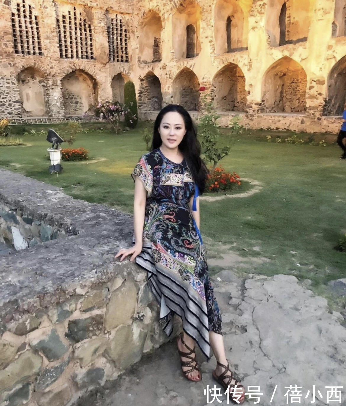 包臀裙|章小蕙的贵妇感无敌了,穿黑色吊带裙配皮衣性感霸气,美出国际范