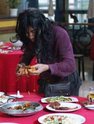 母亲|中国第一懒人:走路怕累吃饭靠喂,23年不干活,父母走后饿死家中