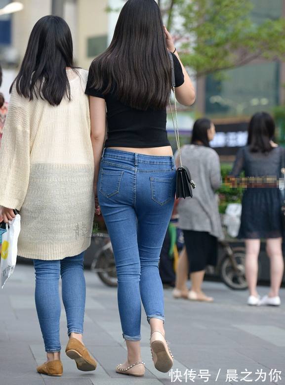 紧身牛仔裤 紧致身材的牛仔裤美女,秀出曼妙的腰身,尽显十足魅力!