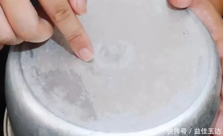 不管电饭锅内胆多黄多脏,教你一招,顽固污垢一擦就掉,省时省力